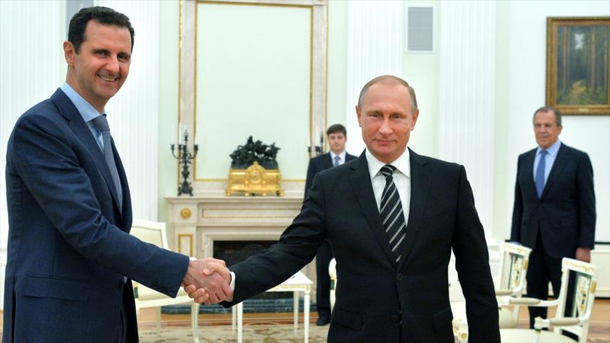 El presidente ruso, Vladimir Putin (dcha.), y su homólogo sirio, Bashar al-Asad, en Moscú, capital rusa. (Foto: AP)