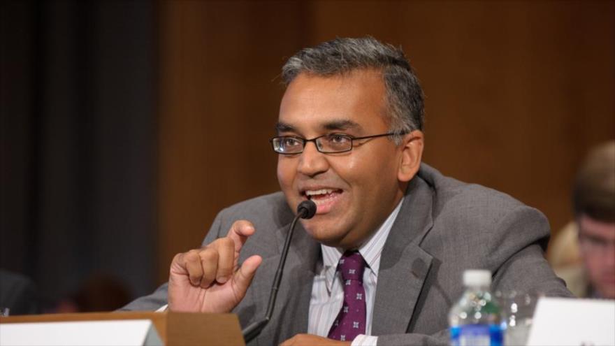 Ashish Jha, decano de la Escuela de Salud Pública de la Universidad de Brown, en el estado estadounidense de Rhode Island, ofrecer una charla informativa.