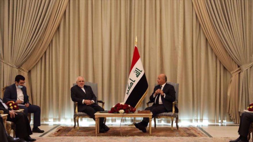 El canciller iraní, Mohamad Yavad Zarif (izq.), y el presidente iraquí, Barham Salih, reunidas en Bagdad, la capital de Irak, 26 de abril de 2021. (Foto: IRNA)
