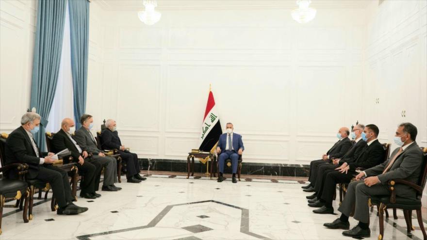 El premier iraquí, Mustafa al-Kazemi (centro), durante una reunión con el canciller iraní, Mohamad Yavad Zarif.