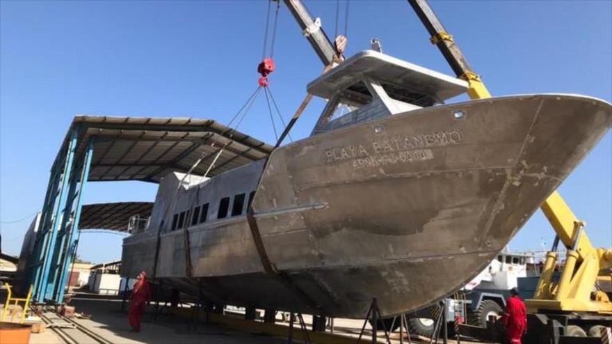 Un barco venezolano tipo Catamarán.