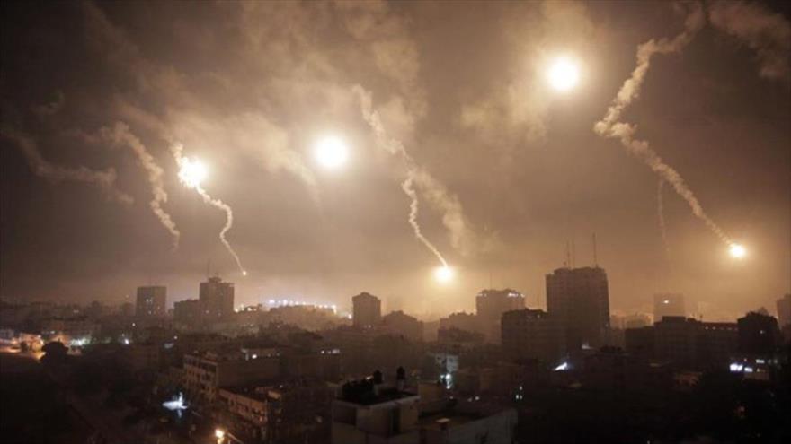 Gaza, atiborrada de bengalas disparadas por el ejército israelí.