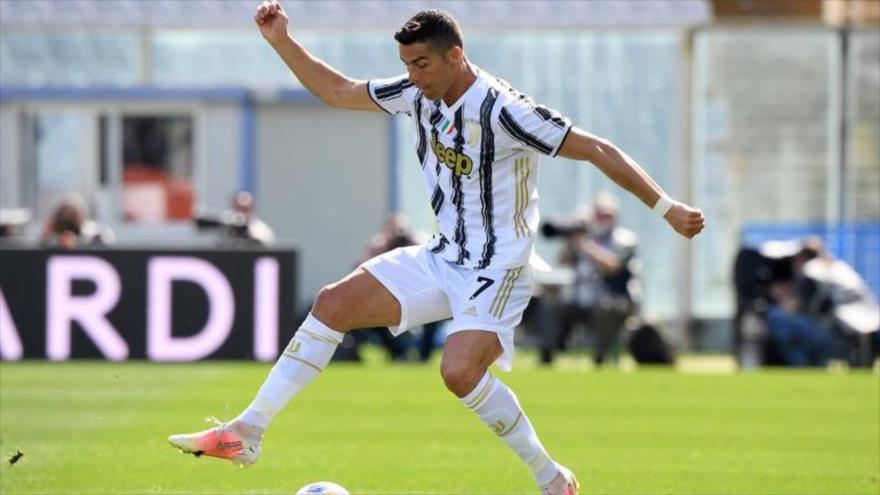 Cristiano Ronaldo a punto de tirar un taco durante el partido contra Fiorentina. (Foto: Reuters)