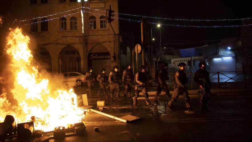 Fuerzas israelíes durante enfrentamientos con los manifestantes palestinos en la Ciudad Vieja de Al-Quds . (Foto: Getty Images)