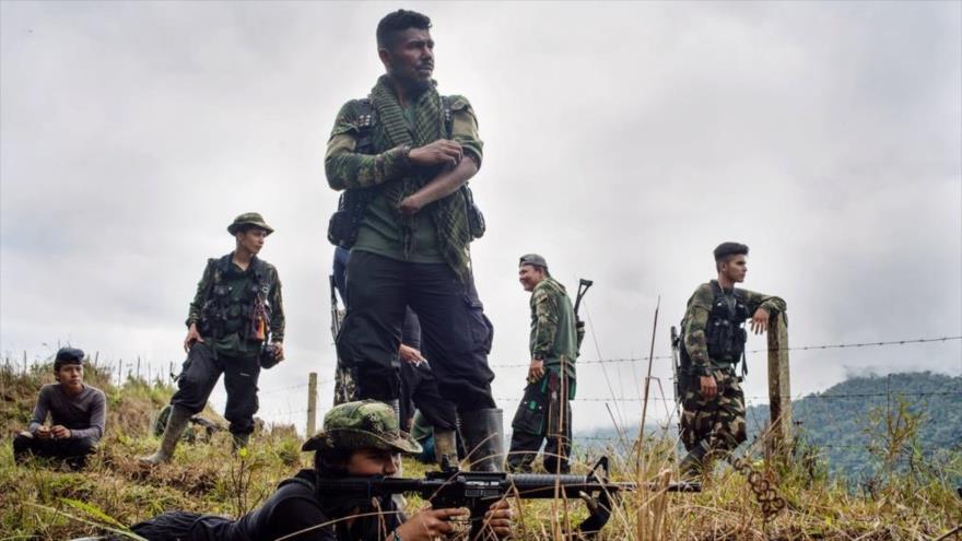 Un rebelde colombiano recibe el entrenamiento militar, agosto de 2019.