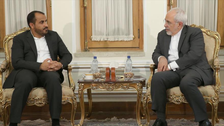 El portavoz de Ansarolá, Muhamad Abdel Salam, (izq.) se reúne con el canciller iraní, Mohamad Yavad Zarif, Teherán, 11 de agosto de 2019.
