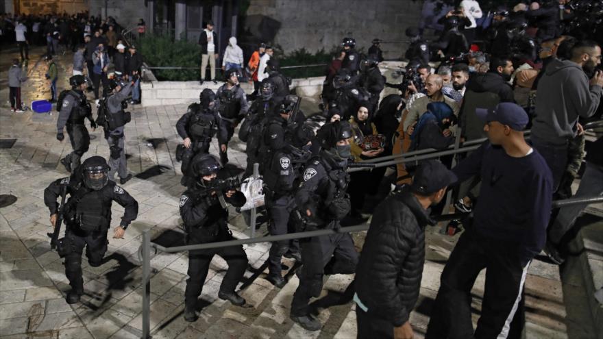 Fuerzas israelíes atacan a los manifestantes palestinos fuera de la Puerta de Damasco, en Al-Quds, 26 de abril de 2021. (Foto: AFP)