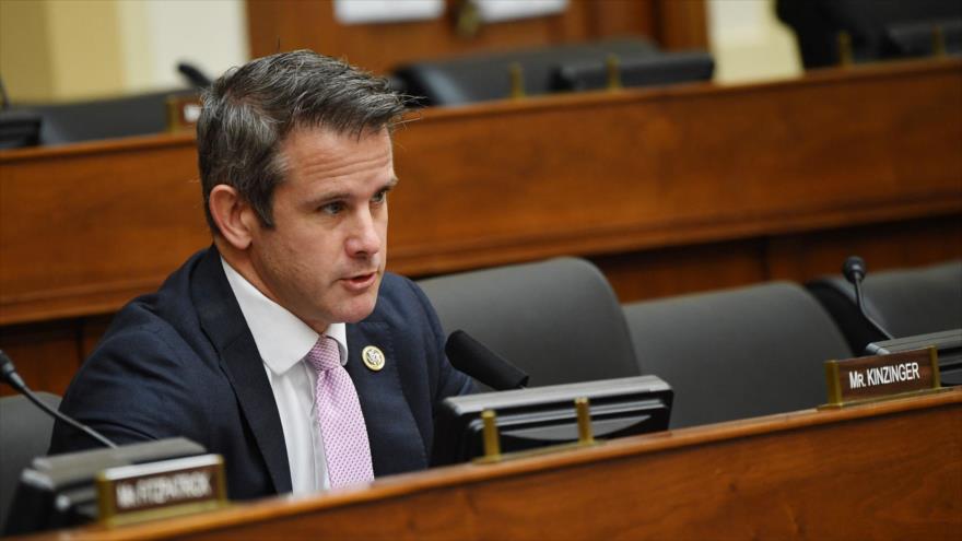 El congresista de EE.UU. Adam Kinzinger durante una audiencia de la Cámara en el Capitolio, Washington D.C., 16 de septiembre de 2020. (Foto: AFP)