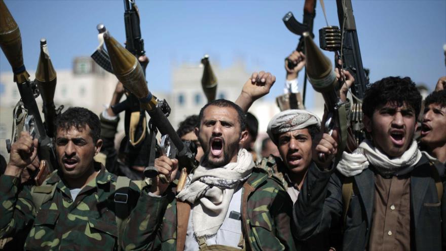 Combatientes del movimiento popular Ansarolá de Yemen.
