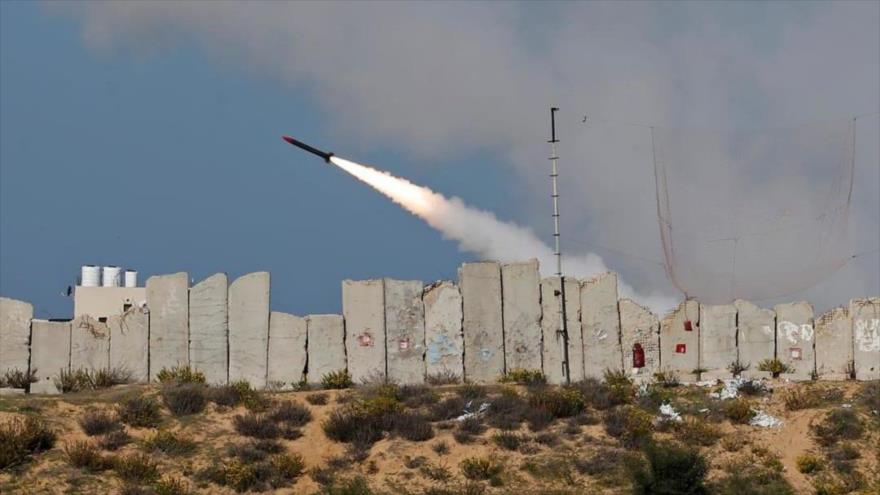 Un cohete lanzado por HAMAS desde la Franja de Gaza hacia el mar Mediterráneo, 29 de diciembre de 2020. (Foto: Reuters)