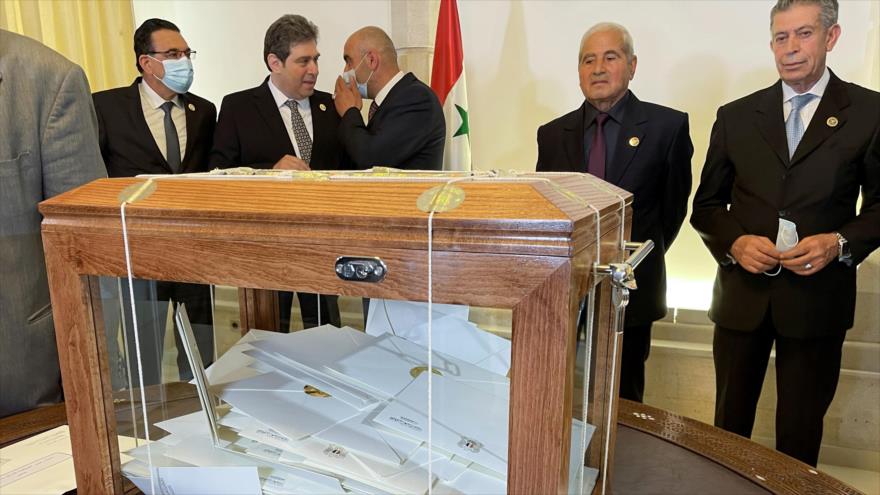 Una caja con los nombres de los candidatos a las elecciones presidenciales sirias, Damasco, capital, 29 de abril de 2021. (Foto: Reuters)