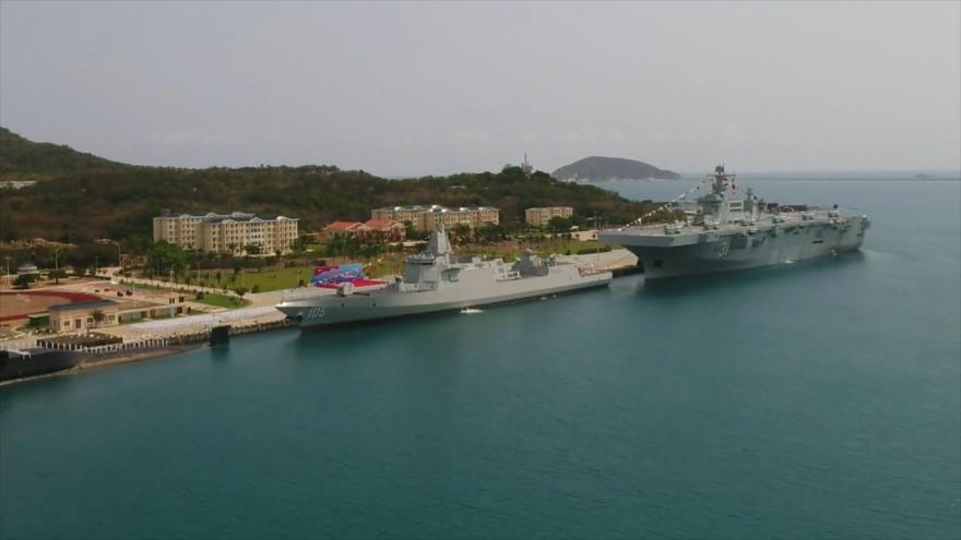 China pone en servicio el destructor Dalian y el buque de asalto anfibio Tipo 075, Hainan (dcha.), en Sanya (sur), 23 de abril de 2021. (Foto: Global Times)