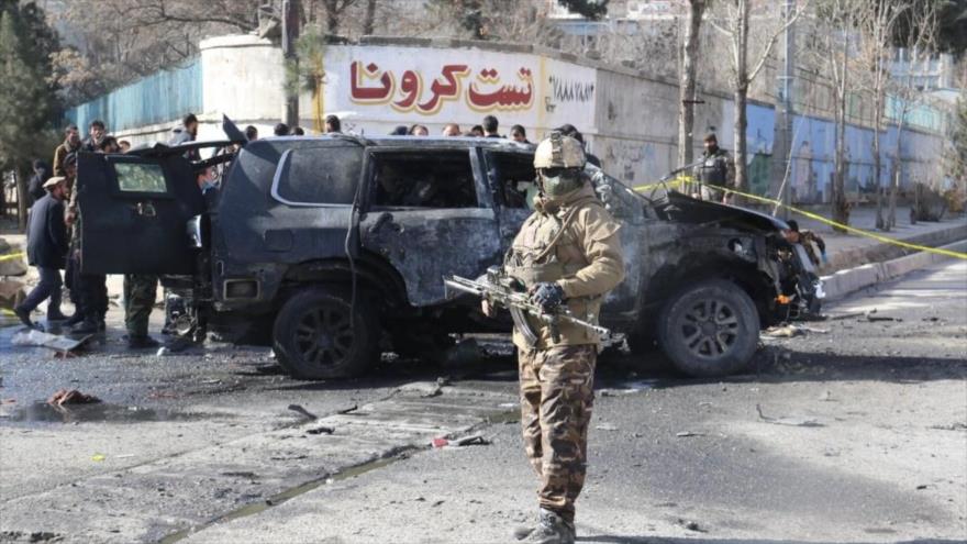 Las fuerzas de seguridad afganas en el lugar de un atentado con coche bomba en la ciudad de Kabul, la capital, 10 de febrero de 2021.