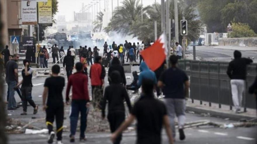 Las fuerzas de la Policía bareiní reprimen una protesta prodemocracia en Manama, capital.