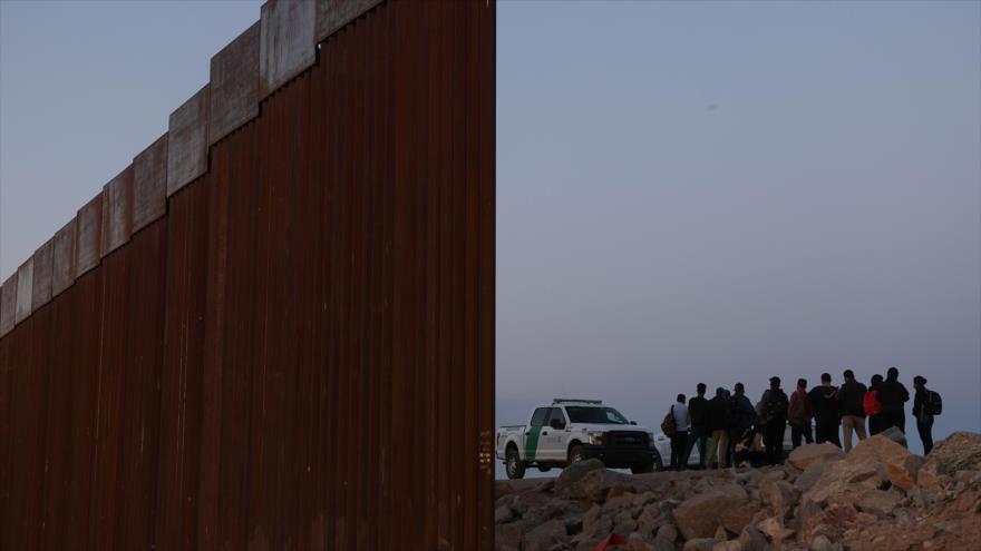 Solicitantes de asilo son detenidos por la patrulla fronteriza de EE.UU. en el muro fronterizo cerca de Yuma, Arizona, 19 de abril de 2021. (Foto: Reuters)