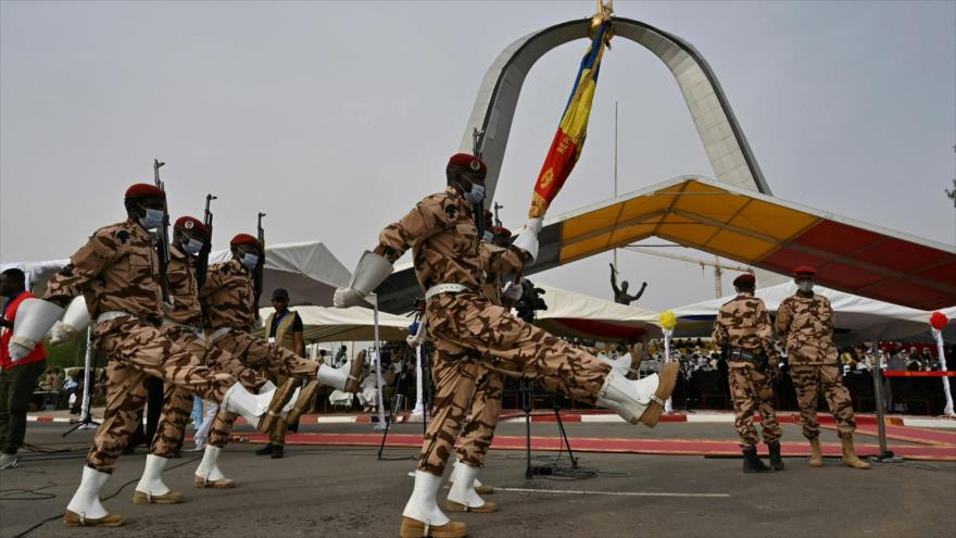 Los soldados del Ejército de Chad desfilan durante el funeral del fallecido presidente chadiano, Idriss Deby, en N´Djamena, 23 de abril de 2021. (Foto: AFP)