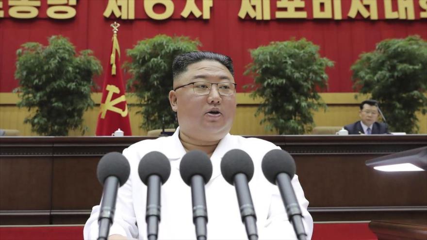 El líder norcoreano, Kim Jong-un, ofrece un discurso en una reunión del Partido de los Trabajadores de Corea del Norte en Pyongyang, 8 de abril de 2021. (Foto: AP)