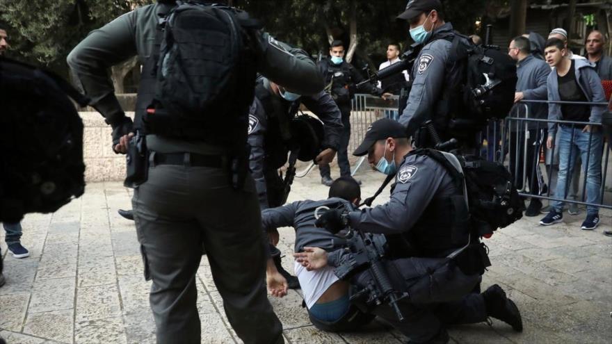 Agentes israelíes detienen a un palestino que intentó ingresar al recinto cerrado de la Mezquita Al-Aqsa, 24 de mayo de 2020. (Foto: AP)