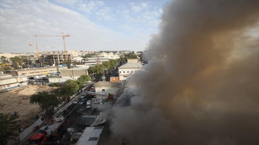 Bomberos trabajan para extinguir un incendio en la ciudad de Al-Quds (Jerusalén), en la ocupada Palestina.