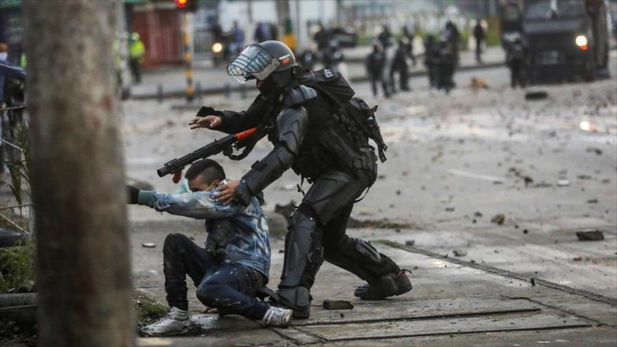 Un policía colombiano agarra a un hombre durante una protesta contra la reforma tributaria del Gobierno en Bogotá, la capital, el 30 de abril de 2021. (Foto: AFP)