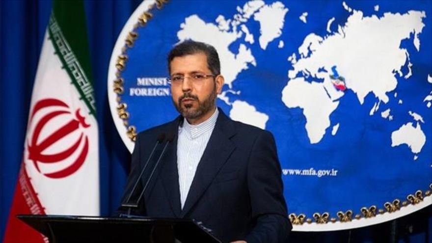  El portavoz de la Cancillería de Irán, Said Jatibzade, ofrece una rueda de prensa desde la sede del ente en Teherán, la capital iraní. 