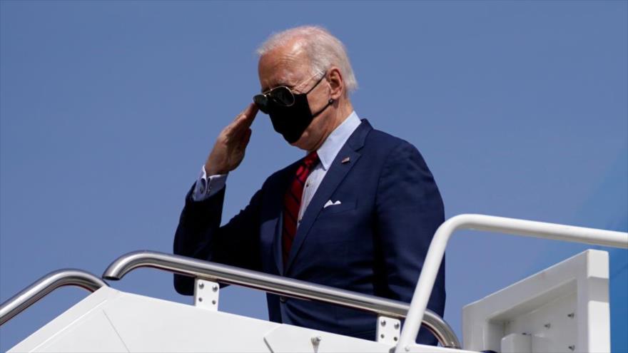 El presidente de EE.UU., Joe Biden, aborda el Air Force One para un viaje a Columbus, en el estado de Ohio, 23 de marzo de 2021. (Foto: AFP)