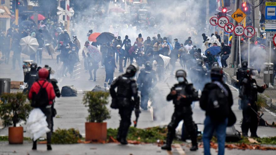 Colombianos protestan contra un proyecto de ley de reforma tributaria propuesta por el presidente Iván Duque en Bogotá, 1 de mayo de 2021. (Foto: AFP)