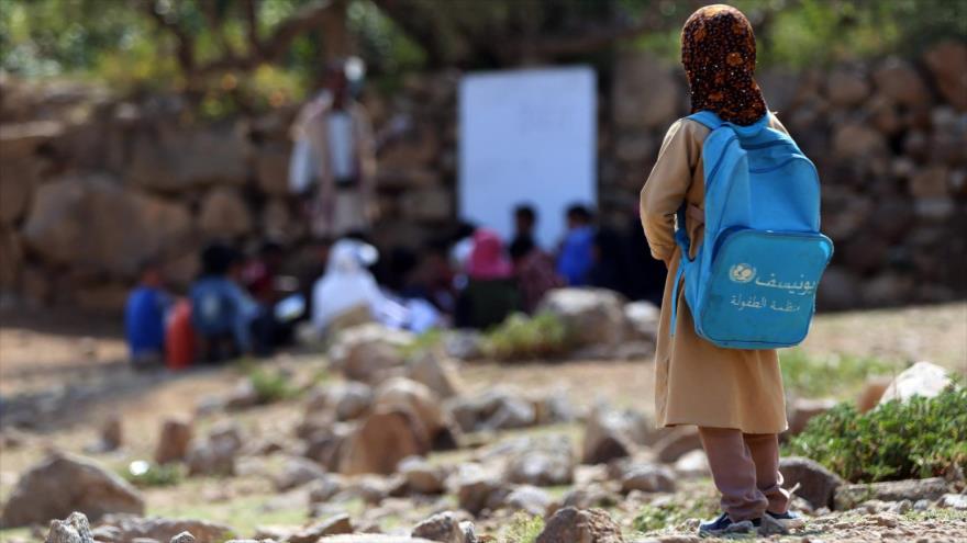Una niña yemení con mochila entregada por Unicef observa una clase al aire libre en una zona en la provincia de Taez, 16 de septiembre de 2019.