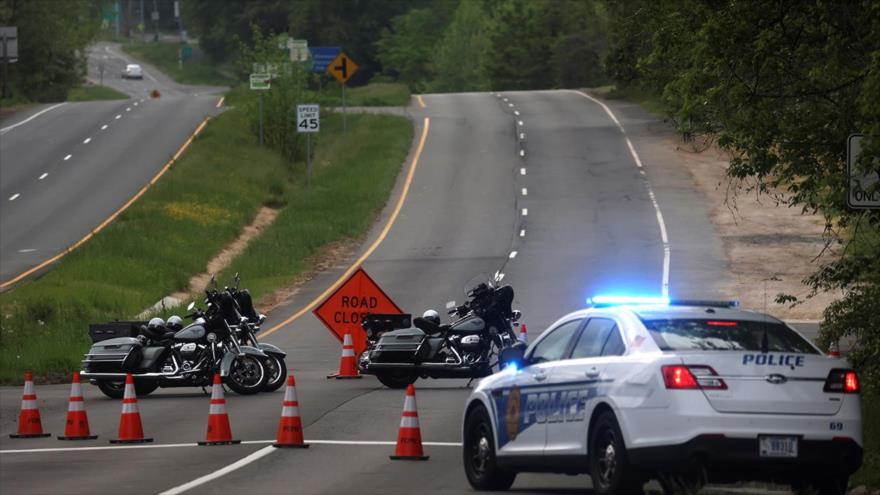 Dolley Madison Boulevard en Virginia (EE.UU.) está bloqueado por las fuerzas del orden, 3 de mayo de 2021. (Foto: Reuters)