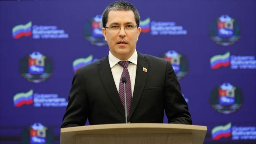 El canciller de Venezuela, Jorge Arreaza, habla con los periodistas desde el Palacio de Miraflores, 6 de abril de 2021.
