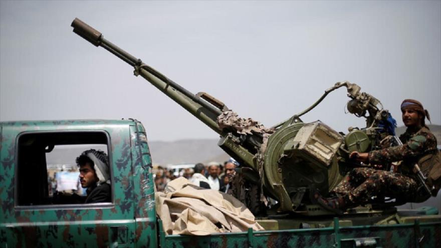 Combatientes del movimiento popular yemení Ansarolá en las afueras de Saná, la capital. (Foto: Reuters)