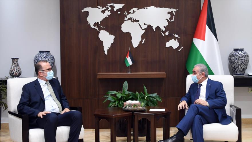 El premier palestino, Muhamad Shtayeh (dcha.), y el director regional de Unicef, Ted Chaiban, reunidos en Ramalá, 3 de mayo de 2021. (Foto: Wafa)