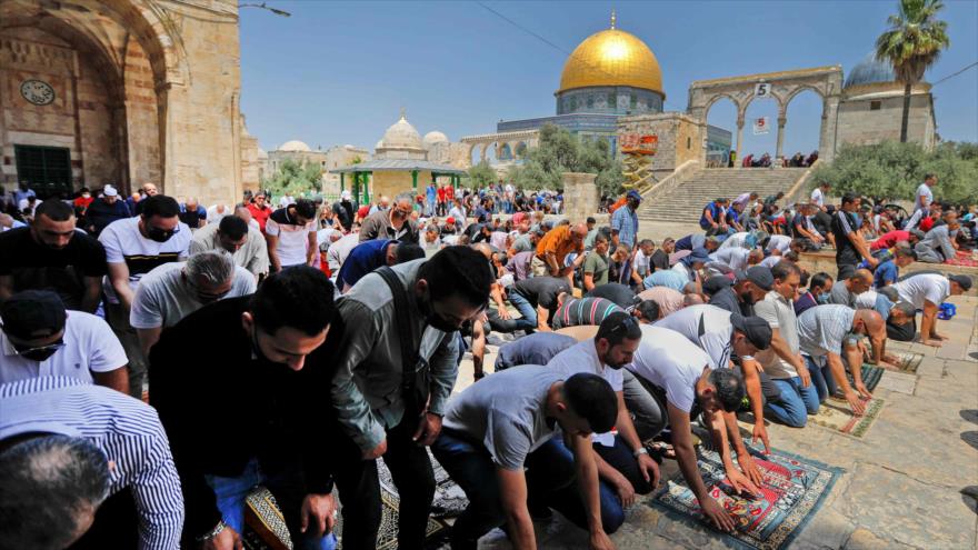 Los fieles palestinos rezan fuera de la Cúpula de la Roca en el recinto de la Mezquita Al-Aqsa en Al-Quds, 30 de abril de 2021. (Foto: AFP)