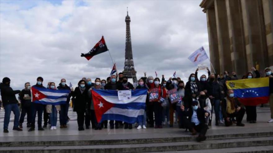 Un grupo de manifestantes reunidos en París, la capital francesa, para pedir el fin del bloqueo estadounidense contra Cuba.