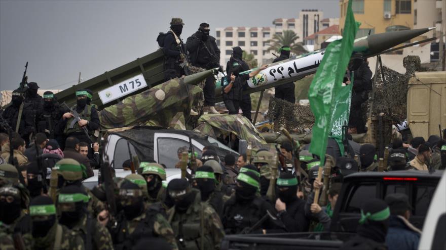 Fuerzas de HAMAS exhiben sus misiles en un desfile militar en la Franja de Gaza, 14 de diciembre de 2014. (Foto: AFP)