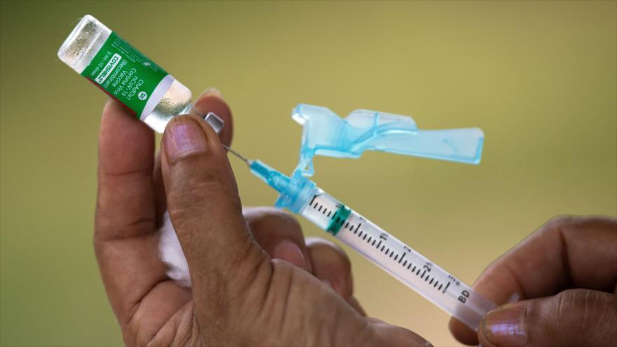 Un enfermero prepara una dosis de la vacuna de vacuna contra COVID-19 de AstraZenecano, Brasil, 9 de febrero de 2021. (Foto: AFP)