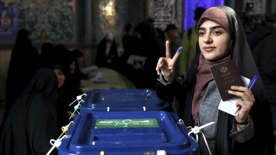 Una mujer iraní vota en las elecciones parlamentarias, en un colegio electoral en Teherán, capital, 21 de febrero de 2020. (Foto: AP)
