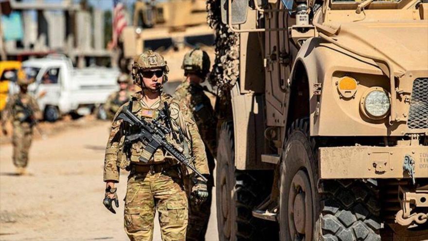 Un soldado estadounidense junto a un vehículo militar blindado en la provincia Al-Hasakah, en noreste de Siria.