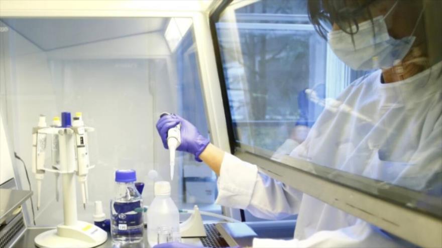 Un técnico de un laboratorio trabaja en la investigación de una vacuna contra el COVID-19 en hospital universitario en Bern, Suiza. (Foto: Reuters)