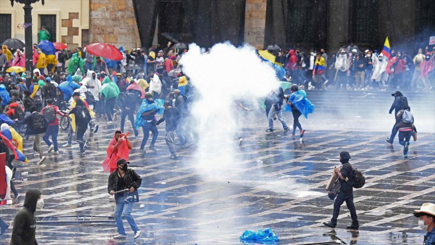 Manifestantes chocan con la policía durante una protesta contra el gobierno del presidente Iván Duque en Bogotá, el 5 de mayo de 2021 (Foto: AFP)