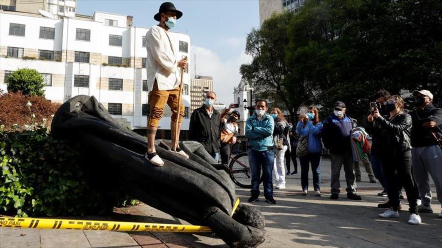 Indígenas colombianos derriban estatua de un conquistador español