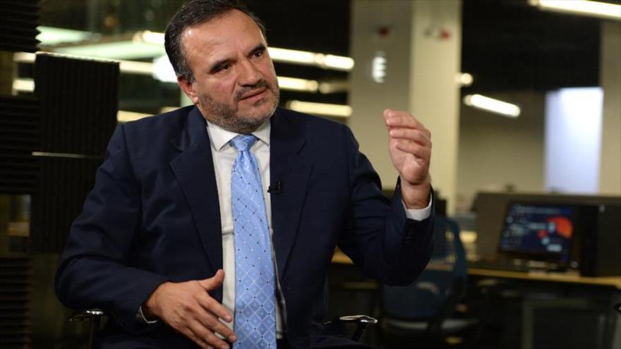 Carlos Sergio Avilés, magistrado de la Sala de lo Constitucional de la CSJ de El Salvador, en la redacción de la revista Factum.