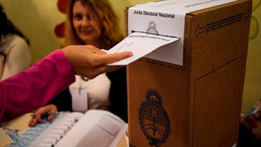 Una mujer emite su voto en un colegio electoral durante las elecciones legislativas en Buenos Aires, 22 de octubre de 2017. (Foto: AFP)