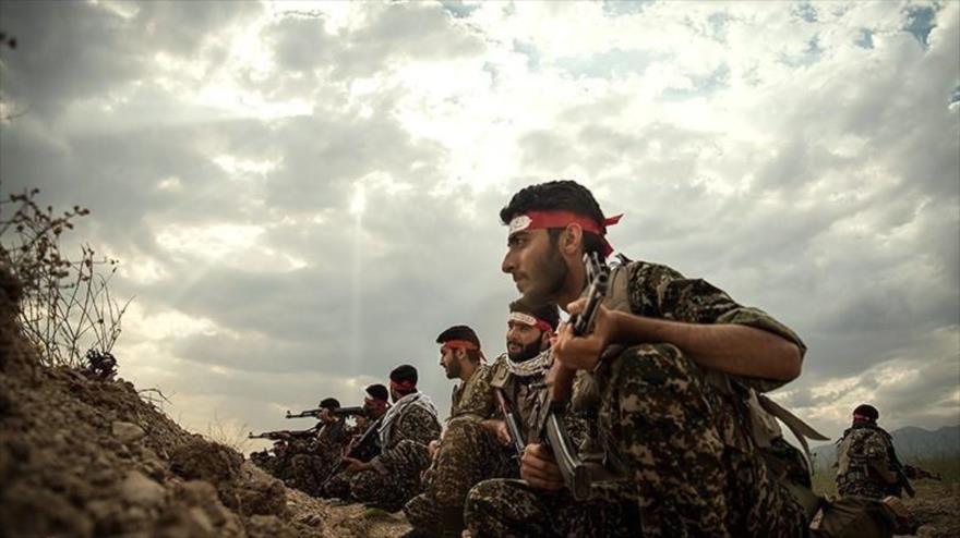 Miembros de Fuerza de la Resistencia Popular de Irán (Basich) durante un entrenamiento militar. (Foto: Tasnim)