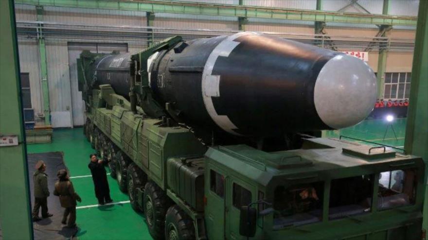 Un misil balístico intercontinental (ICBM, por sus siglas en inglés) Hwasong-16 en un hangar militar de Corea del Norte. 
