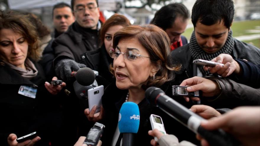 La asesora especial de la Presidencia siria, Buzaina Shaaban, habla con los periodistas.