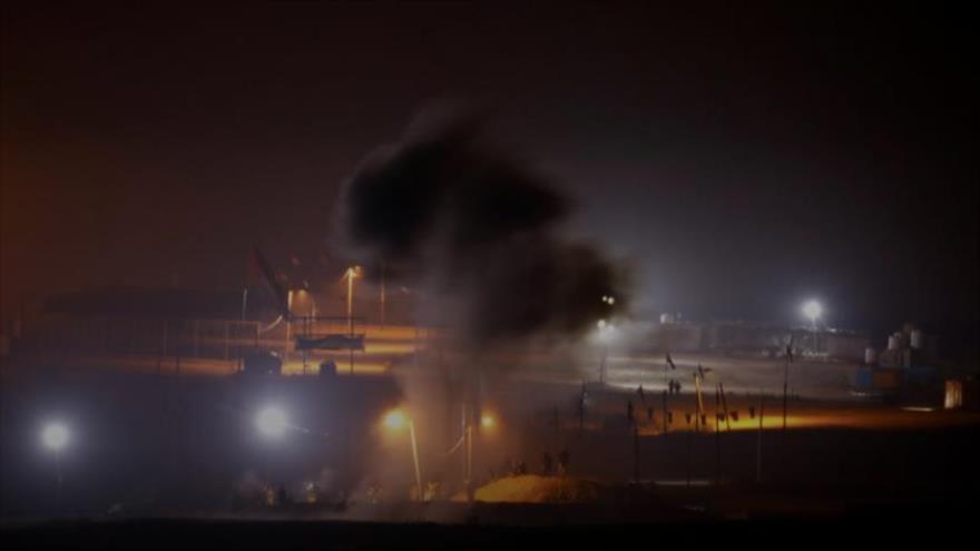 Vista del humo provocado por una explosión registrada en valla fronteriza de Gaza con los territorios palestinos ocupados, 8 de mayo de 2021. (Foto: Reuters)