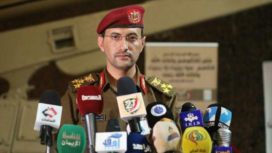 El portavoz del Ejército de Yemen, el teniente general Yahya Sari, habla con la prensa.