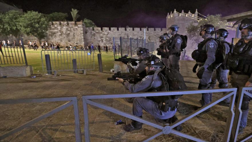 Fuerzas israelíes reprimen a los manifestantes palestinos en Al-Quds (Jerusalén), 8 de mayo de 2021. (Foto: AFP)