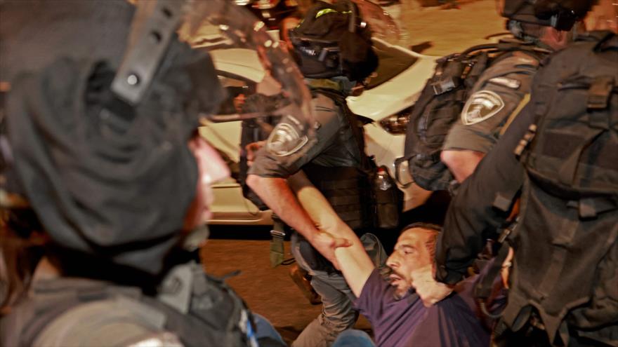 Fuerzas israelíes arrestan a un palestino frente a la Puerta de Damasco en la Ciudad Vieja de Al-Quds (Jerusalén), 9 de mayo de 2021. (Foto: AFP)